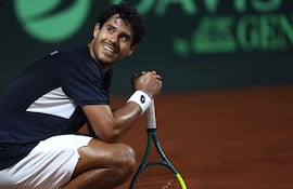 El paraguayo Daniel Vallejo (22) sonriente tras la victoria sobre Ignacio Buse que le da la oportunidad a Paraguay en la Copa Davis.