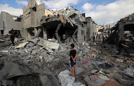 Un niño observa los escombros de edificios destruidos por bombardeos israelíes en la localidad de Bureij, en la zona central de la Franja de Gaza.