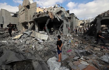Un niño observa los escombros de edificios destruidos por bombardeos israelíes en la localidad de Bureij, en la zona central de la Franja de Gaza.