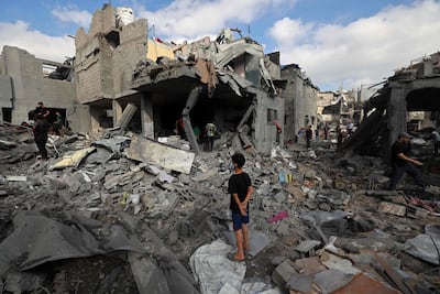 Un niño observa los escombros de edificios destruidos por bombardeos israelíes en la localidad de Bureij, en la zona central de la Franja de Gaza.