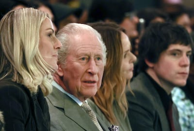 El rey Carlos III de Gran Bretaña junto a la directora ejecutiva del British Fashion Council, Laura Weir, y la diseñadora británica Stella McCartney durante el desfile de Tolu Coker Invierno 2026 durante la Semana de la Moda de Londres. (EFE/EPA/ANDY RAIN)