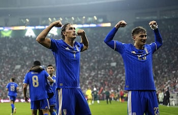Pio Esposito y Sebastiano Esposito festejan el triunfo de Italia.