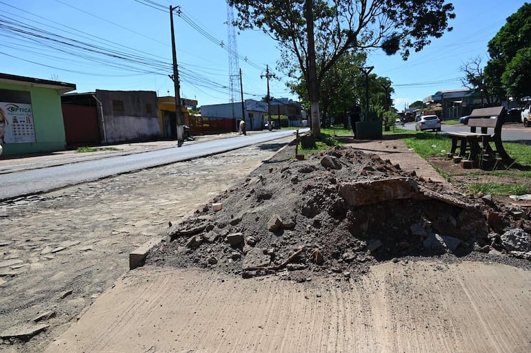 Vecinos se quejan de las obras inconclusas en el tramo que será utilizado por camioneros. 