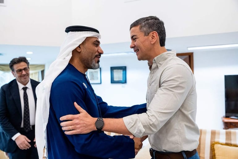 El presidente de la Autoridad de Rendición de Cuentas de los Emiratos Árabes Unidos (EAU), Humaid Obaid Abushibs (i), saludando al mandatario de Paraguay, Santiago Peña, durante una reunión este viernes, para abordar la estrategia anticorrupción que impulsa el país sudamericano, en Luque.