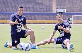 Atacantes de altura. Alfio Oviedo (La Paz) y Alex Arce (Quito); este arranca.