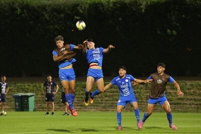 Movilización de los chicos de la Albirroja Sub 17, preparando el juego de este sábado ante Panamá.