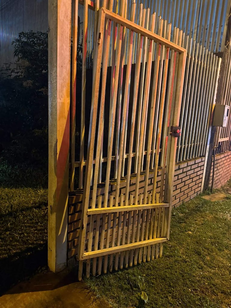 Los delincuentes violentaron el portón de la vivienda para ingresar.