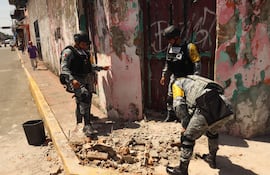 Integrantes de la Guardia Nacional de México remueven escombros provocados por el sismo de 7.4 registrado este viernes, en Tapachula (México).