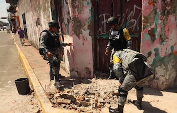 Integrantes de la Guardia Nacional de México remueven escombros provocados por el sismo de 7.4 registrado este viernes, en Tapachula (México).