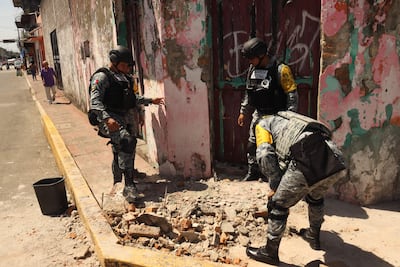 Integrantes de la Guardia Nacional de México remueven escombros provocados por el sismo de 7.4 registrado este viernes, en Tapachula (México).