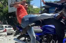 El conductor y los agentes de tránsito intercambiaron golpes de puño y patadas.