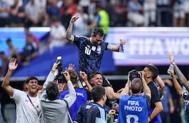 Los jugadores de Argentina levantan a su capitán Lionel Messi tras la víctoria a Inglaterra en el mundial 2026.
