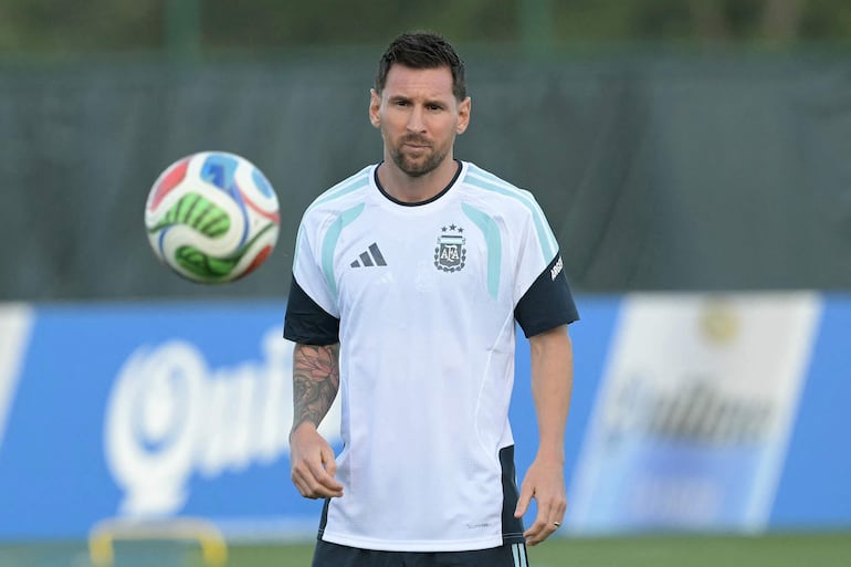 El delantero de Argentina Lionel Messi observa el balón mientras participa en una sesión de entrenamiento MD-1 en el Sporting KC Training Centre en Kansas City.