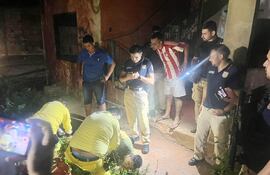 Luis Fernando Esquivel, en el momento en que es auxiliado, tras asaltar del edificio donde residía presumiblemente para huir de los policías.