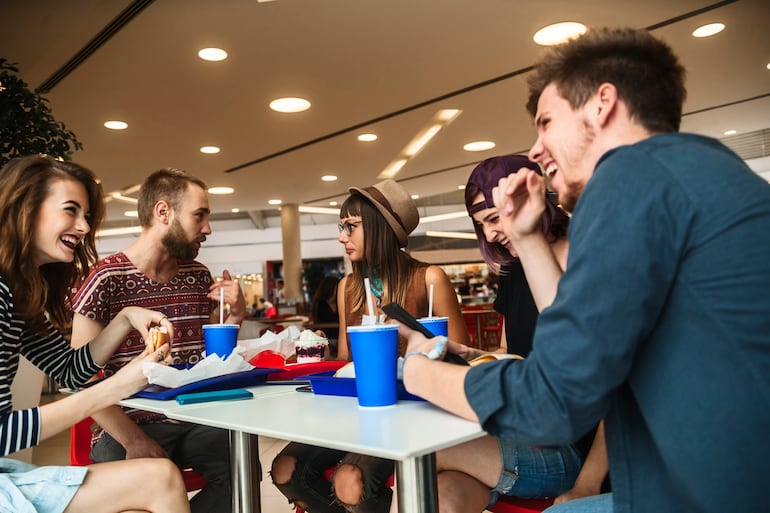 Los centros comerciales pasaron de vender únicamente espacios físicos para tiendas, a vender comodidad, tiempo resuelto, ocio, servicios y una forma de circulación del consumo cada vez más integrada.