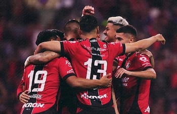 El delantero paraguayo, Diego González (teñido) en la celebración conjunta del tanto del serbio-montenegrino Uros Djurdjevic, quien desde los doce pasos le dio el triunfo a Atlas.