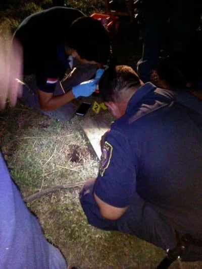 Efectivos Policiales de Criminalística levantan evidencias del lugar donde ocurrió el asesinato.