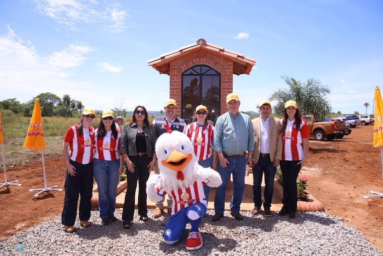 Blanca Irene Ceuppens, Ana Ceuppens,  Lilian Stacy López (intendente de Isla Pucú), Dr. José Carlos Martin (presidente de SENACSA), Violeta Ceuppens, Dr. Hugo Idoyaga (miembro de OMSA), Marcelo González (viceministro de Agricultura) y Blanca Ceuppens (presidente Granja Avícola La Blanca S. A.).