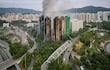 El humo se eleva desde el incendio de un apartamento en el distrito de Tai Po de Hong Kong, China, el 27 de noviembre de 2025.