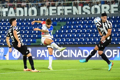 Álvaro Campuzano (i) y Diego Viera (d), jugadores de Libertad, disputan el balón con Pedro Augusto, futbolista de Fortaleza, en el partido de ida de los octavos de final de la Copa Sudamericana en el estadio Defensores del Chaco, en Asunción, Paraguay.