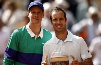 El francés Richard Gasquet se despide del tenis junto a su verdugo, el número uno del mundo Jannik Sinner.