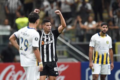 Paulinho de Mineiro celebra un gol este miércoles, en un partido de la fase de grupos de la Copa Libertadores entre Atlético Mineiro y Rosario Central en el estadio Arena MRV en Belo Horizonte (Brasil).