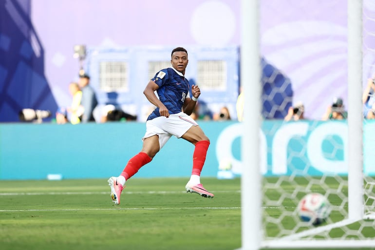 El delantero de Francia, Kylian Mbappé, anota el tercer gol de su equipo durante el partido de fútbol de los dieciseisavos de final del Mundial 2026 entre Francia y Suecia en el New York/New Jersey Stadium en East Rutherford.
