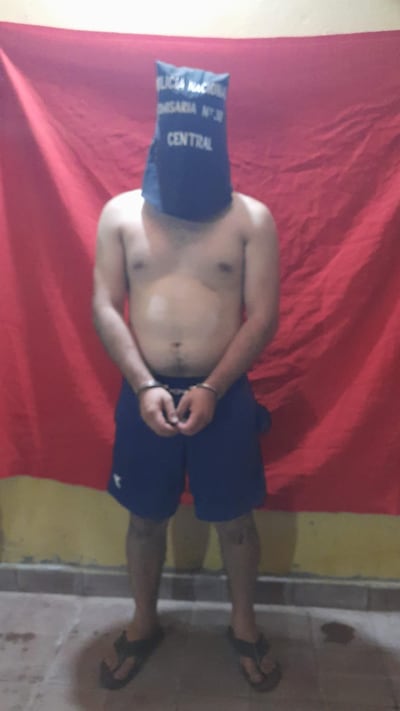 Hombre sin remera encapuchado