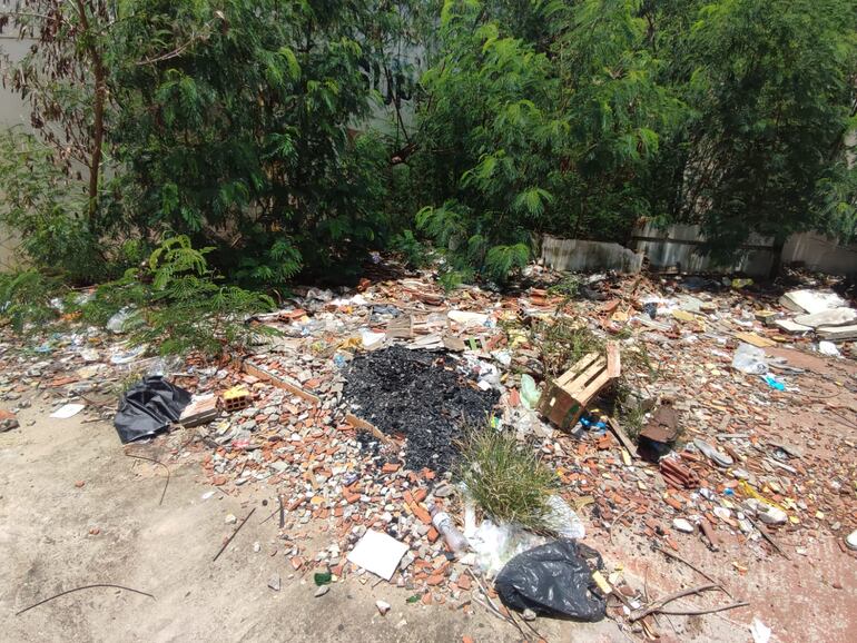 En uno de los sitios emblemáticos del comercio encarnaceno, pegado a un concurrido supermercado y a la vista de los turistas que nos visitan a diario un microbasural “adorna” el paisaje.