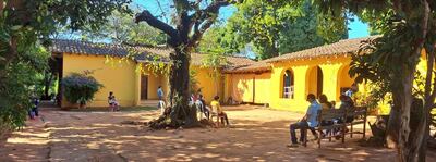 Pobladores de Valenzuela reciben atenciones médicas en una casa parroquial.