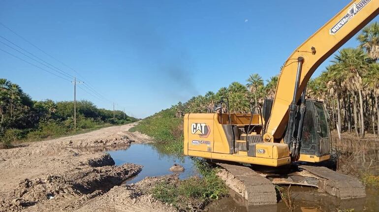 Maquinaria contratada por pobladores y la Municipalidad para reparar los restantes 20 kilómetros del camino a Fuerte Olimpo.