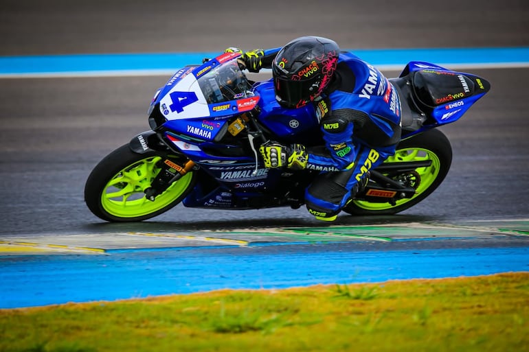 Gran performance de Pedro Valiente para llevarse el triunfo en la primera carrera de hoy.