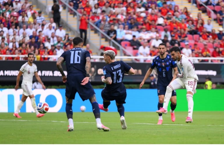 El español Alex Baena ya sacó el disparo que se "filtrará" en la portería de Fernando Muslera, para la victoria de los europeos y la eliminación de los sudamericanos.
FIFA