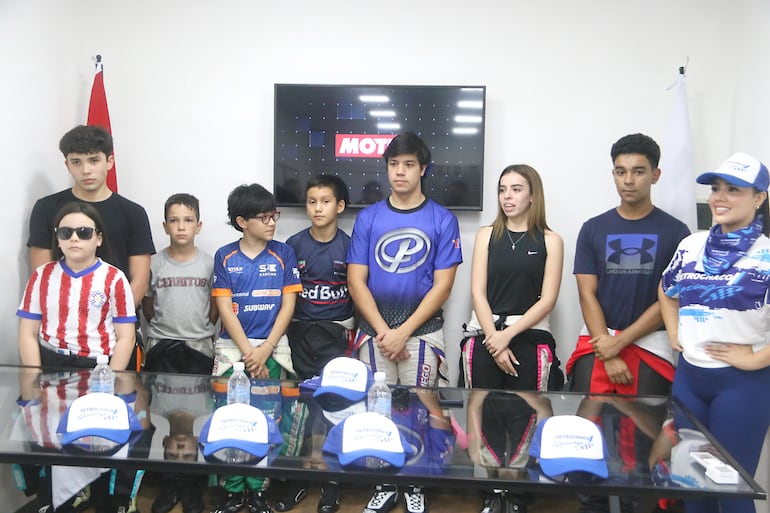 Algunos de los jóvenes pilotos que formaron parte del lanzamiento oficial de la temporada 2026 del karting nacional.