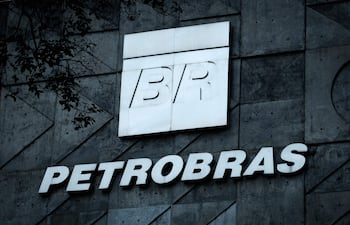 El logotipo de la petrolera brasileña Petrobras se ve en la entrada de su sede en Río de Janeiro, Brasil.