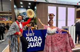 Fotografía de la Secretaría Nacional de Turismo de Paraguay (Senatur) de una pareja con trajes típicos paraguayos en el estand de Paraguay durante la Feria Internacional de Turismo (Fitur) 2025 en Madrid.