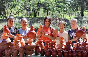 Las artesanas de la compañía 21 de Julio se lucen con sus trabajos.