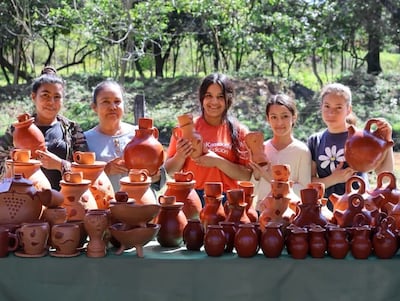 Las artesanas de la compañía 21 de Julio se lucen con sus trabajos.