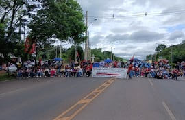 Docentes cierran la ruta PY01 en el departamento de Misiones en protesta por la reforma de la Caja Fiscal.