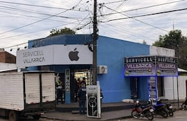 Un menor y un joven fueron detenidos tras un robo en una tienda de celulares de alta gama en Villarrica.