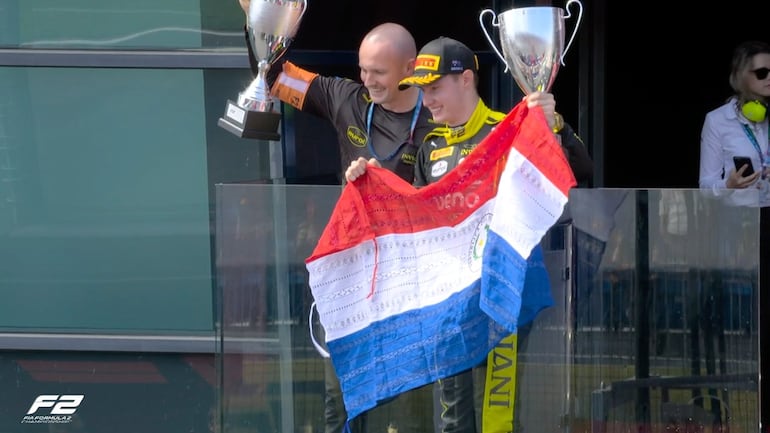 Joshua se mostr&oacute; contento y levant&oacute; la bandera de Paraguay al vez que tambi&eacute;n celebraba con la copa en mano.