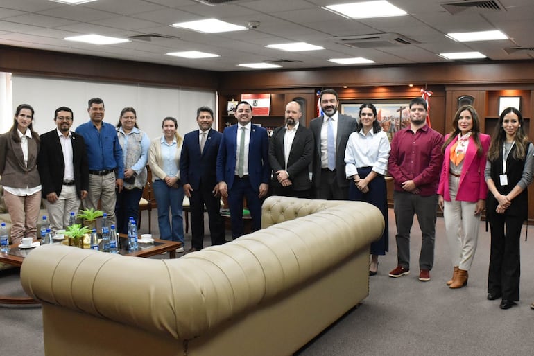 El intendente (c) de Asunción, Luis Bello (ANR-HC), junto a concejales, funcionarios del MOPC y representantes del Banco Mundial, tras una reunión sobre el proyecto de Resiliencia Urbana.