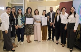 Entrega oficial de la certificación de Empresa B a directivos de CBC Laboratorio.