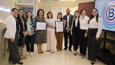 Entrega oficial de la certificación de Empresa B a directivos de CBC Laboratorio.