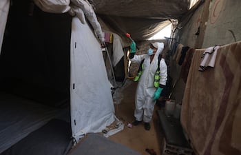 Un funcionario palestino desinfecta tiendas en el campo de refugiados de Jan Yunis, en Gaza.