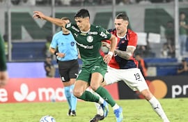 El paraguayo de Palmeiras, Ramón Sosa (26 años) sale de la marca de Pablo Vegetti (37) esta noche en la Nueva Olla por la Copa Libertadores.