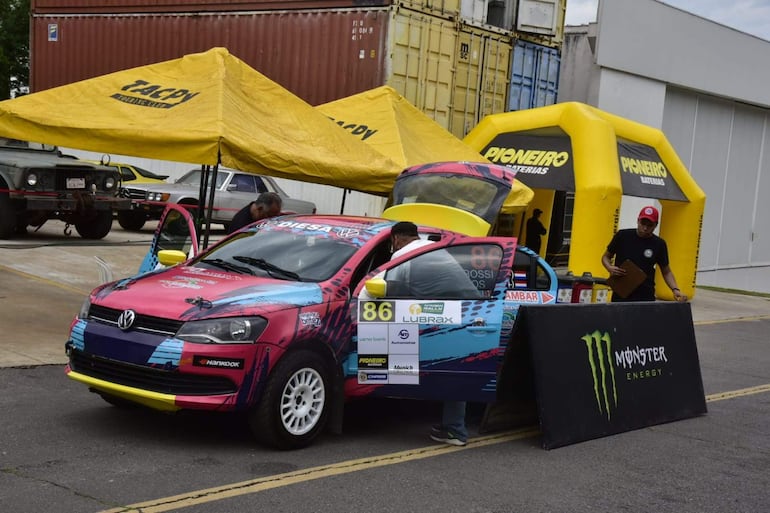 Los autos y las tripulaciones realizan las verificaciones técnica, administrativa y seguridad del Rally del Chaco 2026 en Hangares P.A.S., en Luque, Paraguay.