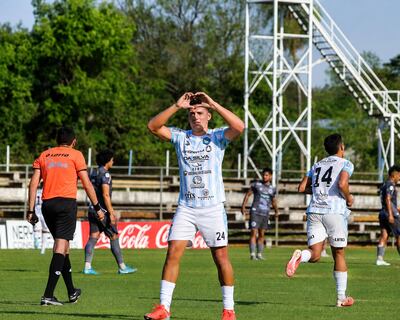 Jeferson Torales Portillo (26 años), tras marcar su gol para Guaireña FC, en el Parque de Villarrica.
