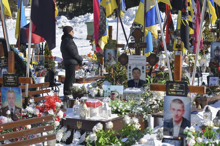 Una ciudadana ucraniana visita las tumbas de los caídos en el conflicto con Rusia.