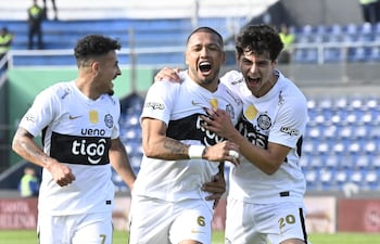 Richard Daniel Ortiz Bustos (36 años) celebra su gol con disparo fuera del área, el tanto que abrió el marcador a favor de Olimpia. Se unen a la celebración Eduardo Delmás (19) y Fernando Cardozo (25) en el Defensores del Chaco.